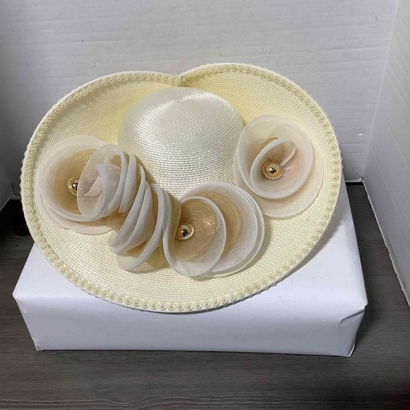 Elegant Cream Floral Women's Hat - Picture 1 of 8